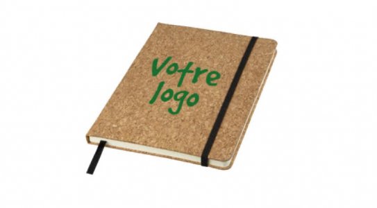 Carnet de notes en liège.<br />Format A5 , couverture en liège, élastique et ruban noirs.<br />Avec 80 feuilles de papier ligné de 70g/m².