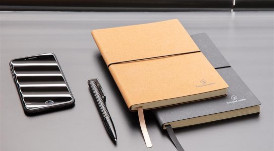 Carnet de notes A5 avec couverture en cuir recyclé et reconstitué<br />Couverture de couleur noire ou marron<br />Contient 80 feuilles/160 pages de 75g/m² <br />(papier recyclé couleur crème). <br />Personnalisation individuelle possible.