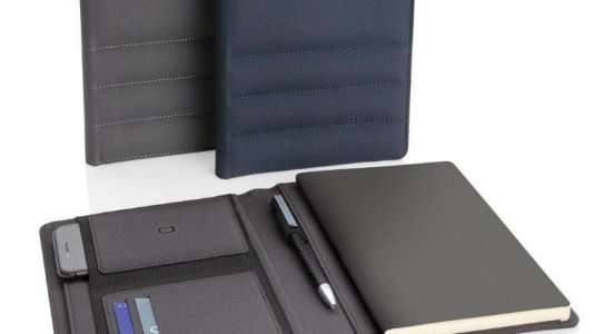 Conférencier A5 en rPET AWARE™.<br />À l&#39;intérieur, vous trouverez 1 grande pochette, 1 pochette pour téléphone, 2 portes cartes, une boucle à stylo,<br />Ainsi qu’un carnet de notes 64 pages / 128 feuilles de papier recyclé 80mg/s lignées de couleur crème. <br />Le tissu est composé de polyester AWARE™ fabriqué à partir de bouteilles en PET recyclés avec traceur AWARE™. <br />Sans PVC.