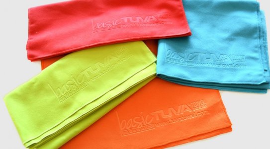 Linge microfibre de fabrication Européenne <br />Dimensions: 40 x 75 cm - 100% polyester recyclé (rPET), 200 grs<br />Le linge se décline en 7 couleurs vives et en 6 dimensions différentes.<br />Gaufrage de votre logo sur une position comprise - dimensions maximum: 10 X 15 cm<br />Options:<br />Possibilité d&#39;avoir un anneau en élasthanne pour une accroche facilitée. <br />Emballage avec manchon personnalisé sur demande.<br />Impression monocolore ou fullprint sur demande. 