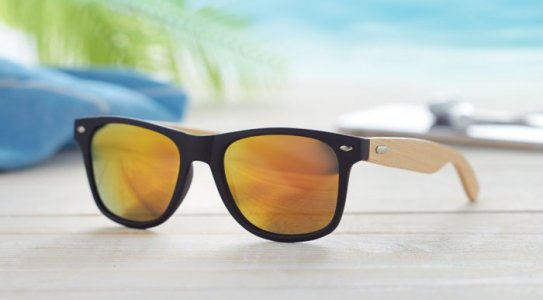 Lunettes de soleil California, au look vintage avec branche en bambou et monture en PC.<br />Verres colorés. <br />Protection UV400.<br />Disponibles en 3 couleurs jaune, bleu et argent, et dès 100 pièces