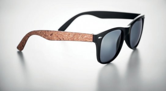 Lunettes de soleil classiques et élégantes avec protection UV400 et finition des branches en liège. <br />Profitez du temps ensoleillé avec ces lunettes de soleil au design classique. <br />La protection UV400 bloquera suffisamment de rayons ultraviolets pour protéger vos yeux. <br />Les branches en liège donnent aux lunettes un aspect plus naturel.<br />Disponibles dès 100 pièces