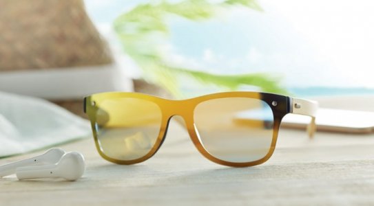 Lunettes de soleil avec branches en bambou et verre miroir. <br />Protection UV400. <br />Le bambou est un produit naturel, et présente de légères variations de couleur, de décoration et de tailles.<br />Disponibles en 3 couleurs jaune, bleu et argent, et dès 100 pièces