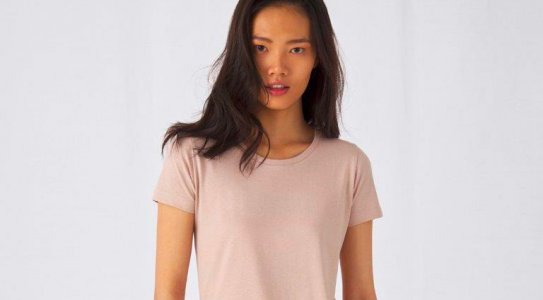 Coupe homme et femme disponibles<br />Col rond<br />Nombreux coloris à choix sur stock<br />100% coton prérétréci BIO organique