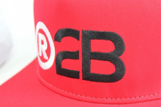 072 casquettes R2B rouge