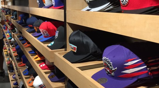 Pour la promotion de votre entreprise, marque, club ou association, la casquette personnalisée demeure le vecteur le plus efficace.<br /><br />Utile, appréciée, originale et dotée d’un rapport qualité prix efficace, VOTRE casquette devient un article indispensable dans votre communication.<br /><br />R2B REALISE VOS CASQUETTES SUR MESURE DÈS 100 PIÈCES<br /><br />Votre casquette idéale se définira selon plusieurs étapes pendant lesquelles nous vous accompagnons :<br /><br />-        Définir le style souhaité<br />-        Définir la matière, les couleurs et les finitions<br />-        Définir quel.s logo.s appliquer et sur quelle.s position.s<br />-        Définir le type de personnalisation le plus approprié<br />-        Vous soumettre une proposition graphique sans engagement !<br /><br />A quoi ressemblerait votre casquette idéale ? Contactez-nous et définissons la ensemble !<br />